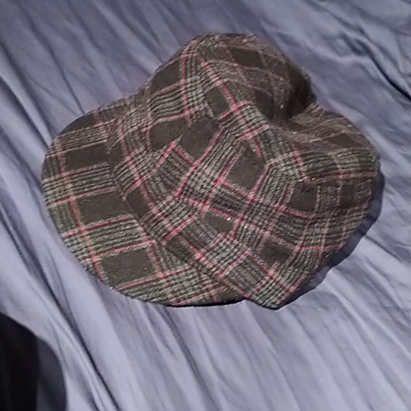 lady's hat - Picture 2 of 3